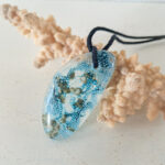 gesmolten glazen hanger met aqua blauwe bubbels