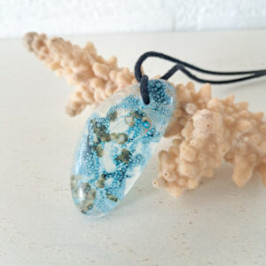 gesmolten glazen hanger met aqua blauwe bubbels