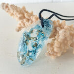 gesmolten glazen hanger met aqua blauwe bubbels