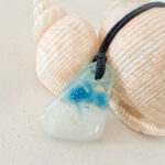 Met de hand gemaakte meerdere keren versmolten hanger. Formaat van de hanger is 3,6 cm hoog, bovenaan 1,2 cm, onderaan 3 cm breed en 6 mm dik. De ketting is verstelbaar. Omdat de hanger met de hand gemaakt is, bestaat er slechts 1 uniek exemplaar van. De hanger is niet gelijmd, maar doorboord. Hierna is hij weer opnieuw in de oven gegaan om er voor te zorgen dat het boorgat niet schuurt maar mooi afgerond is.