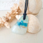 Met de hand gemaakte meerdere keren versmolten hanger. Formaat van de hanger is 3,6 cm hoog, bovenaan 1,2 cm, onderaan 3 cm breed en 6 mm dik. De ketting is verstelbaar. Omdat de hanger met de hand gemaakt is, bestaat er slechts 1 uniek exemplaar van. De hanger is niet gelijmd, maar doorboord. Hierna is hij weer opnieuw in de oven gegaan om er voor te zorgen dat het boorgat niet schuurt maar mooi afgerond is.