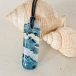 hanger van gesmolten glas met bubbels in aqua blau