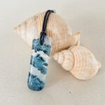 hanger van gesmolten glas met bubbels in aqua blauw met wit en zwart