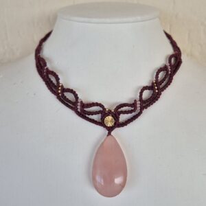 Carin's Macramé halsketting rozenkwarts