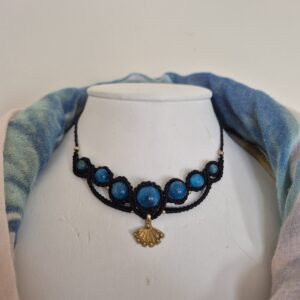 Carin's Macramé halsketting blauwe apatiet