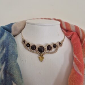 Carin's Macramé halsketting rode Granaat