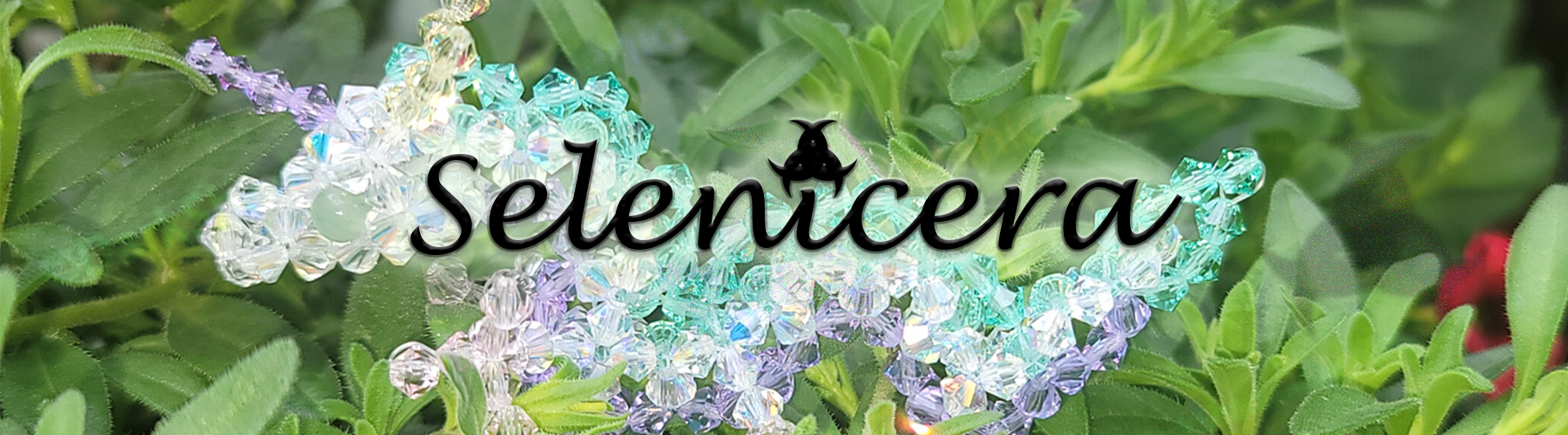 Bannerfoto van een kralenwerk draakje en de naam 'Selenicera'. De draak is gemaakt van kristallen kralen in de kleuren wit voor het lichaam, zee-groen voor de manen, violet voor de eenhoorn-hoorn en buik, lichtroze voor de pootjes en lichtgeel voor de 2 andere hoorns. Banner photo of a beaded dragon figurine and the (brand-)name 'Selenicera'. The dragon figurine is made with crystal beads in the colours white for the main body, sea green for the manes, violet for the belly and unicorn-horn, pale pink for the legs and pale yellow for the additional horns.